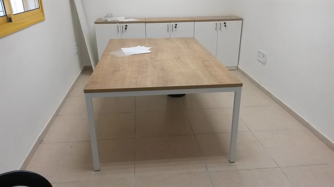 שולחן ישיבות למנהל